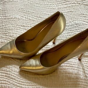 Pour Le Victoire gold pumps size 7.5